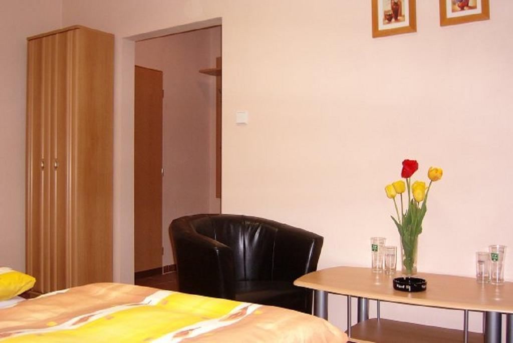 Batavya Penzion Topoľčany Zimmer foto